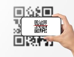 hand met behulp van mobiele smartphone scan qr-code. barcodelezer, qr-codebetaling, technologie zonder contant geld, digitaal geldconcept foto