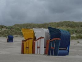 zomeravond op het strand van juist foto