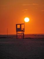 zonsondergang op het eiland juist foto