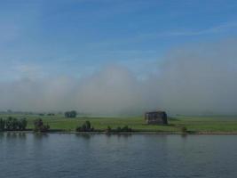 de Rijn bij wesel in de ochtend foto