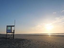 zonsondergang op het strand van juist eiland foto