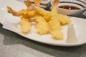 japanse keuken, tempura gefrituurde garnalen met saus foto