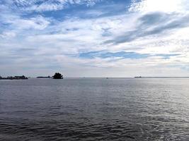 foto van het landschap in de wateren van de baai van kalimantan