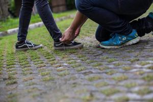 lopende damesjeans en schoenen met zonlicht foto