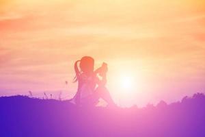 kind silhouet, momenten van vreugde van het kind. op de natuurzonsondergang foto