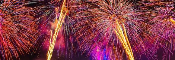 kleurrijk vuurwerk in het vieren van het nieuwe jaar bij de chao phraya-rivier in bangkok, thailand.