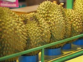 durian fruit met scherp bastvlees in de zoetgele kleur foto