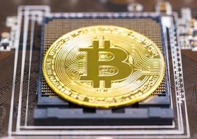 cryptocurrency bitcoin-munten op printplaat foto