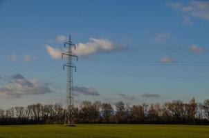 hoogspanningsmast in landschap foto