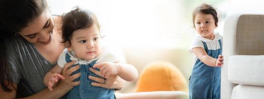 panoramische bannerachtergrond met kopieerruimte in concept van moeder en kind, kinderactiviteit thuis door jonge moeder en babykinderen die gebruiken voor kunstwerken van familieliefde en gelukkig concept foto