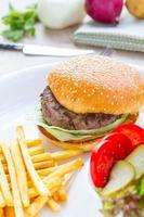 burger beef met frietjes foto