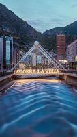 andorra la vella,andorra. 2022 12 mei. pont de paris op de achtergrond en het werk van salvador dali nobleza del tiempo in de zomer van 2022. foto