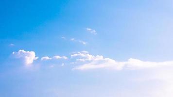 blauwe hemelachtergrond met witte kleine wolken. foto