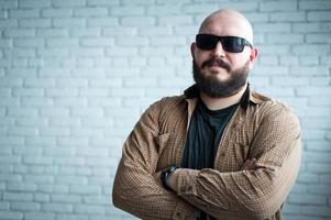 portret van een kale man in een shirt met een baard foto