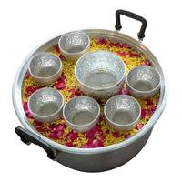 roestvrijstalen container met bloemblaadjes die in de pot drijven. foto