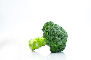 groene broccoli brassica oleracea. groenten natuurlijke bron van betacaroteen, vitamine c, vitamine k, vezelrijk voedsel, foliumzuur. verse broccoli kool geïsoleerd op een witte achtergrond met kopie ruimte. foto