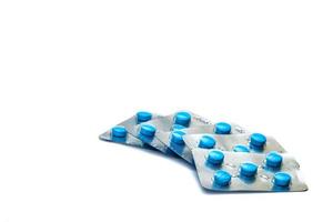 vijf pakjes tabletten voor de volledige behandeling van herpes op de geslachtsdelen of mond. antiviraal geneesmiddel voor herpes simplex virus hsv of herpes zoster. seksueel overdraagbare aandoening concept foto