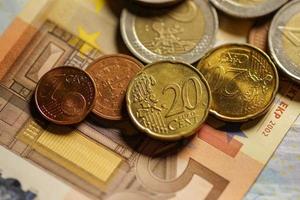 euromunten en bankbiljettengeld. foto