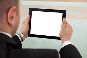 zakenman die digitale tablet in bureau gebruiken