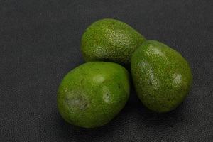 rijpe groene dieetavocado - superfood foto