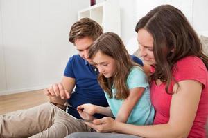 familie thuis met behulp van digitale tablet