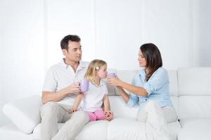 zorgzame ouders met dochtertje foto