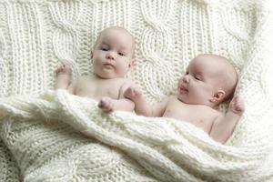 pasgeboren tweelingenbabys foto
