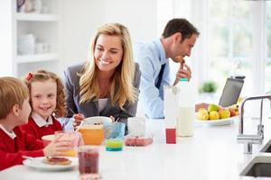 familie ontbijten in de keuken voor school en werk
