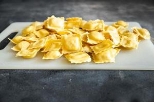 pasta ravioli schotel verse maaltijd eten snack op tafel kopieer ruimte voedsel achtergrond foto