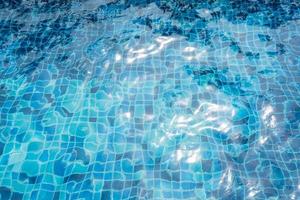 rimpel water zwembad. blauw golfwater op het buitenzwembad. zomer achtergrond. foto