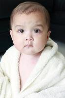 baby in handdoek foto