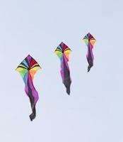 kleurrijke vlieger met blauwe hemelachtergrond foto
