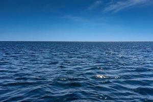 het wateroppervlak van de zee met kleine golven. foto