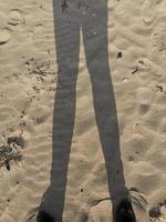 silhouet van een man op een zanderige achtergrond van het strand foto