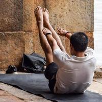 geïnspireerde indiase jongeman die yoga-asana's doet in lodhi-tuinpark, new delhi, india. jonge burger die buiten traint en in een zijhoek van yoga staat. fitness buitenshuis en levensbalansconcept foto