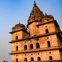 ochtendmening van koninklijke cenotaven chhatris van orchha, madhya pradesh, india, orchha de verloren stad van india, indische archeologische vindplaatsen foto