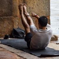 geïnspireerde indiase jongeman die yoga-asana's doet in lodhi-tuinpark, new delhi, india. jonge burger die buiten traint en in een zijhoek van yoga staat. fitness buitenshuis en levensbalansconcept foto