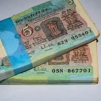 oude vijf roepie-biljetten gecombineerd op tafel, India-geld op de draaiende tafel. oude Indiase bankbiljetten op een roterende tafel, Indiase valuta op tafel foto
