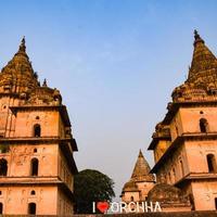 ochtendmening van koninklijke cenotaven chhatris van orchha, madhya pradesh, india, orchha de verloren stad van india, indische archeologische vindplaatsen foto