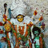 kolkata, india, 29,2021 september - godin durga met traditionele look in close-up zicht op een zuid-kolkata durga puja, durga puja idool, een grootste hindoe navratri-festival in india foto