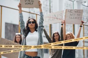 vrijheid van meningsuiting. groep feministische vrouwen protesteert buiten voor hun rechten foto