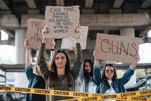 wij hebben rechten. groep feministische vrouwen protesteert buiten foto