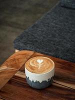 een kop warme latte koffie op tafel als ontbijt foto