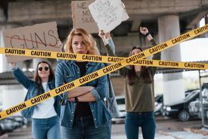 vrolijke en positieve mensen achter. groep feministische vrouwen protesteert buiten voor hun rechten foto