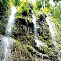 mooie en frisse natuur met prachtige watervallen foto