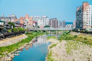 taiwan, de binnenstad van taipei, stadslichtlijnweergave in schemertijd en rondbouwen. foto