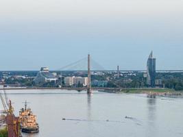 prachtige panoramische luchtfoto van de stad riga over de rivier daugava. foto