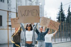 met handen omhoog. groep feministische vrouwen protesteert buiten voor hun rechten foto