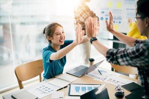 multiraciale jonge creatieve mensen in moderne kantoren. groep jonge zakenmensen werken samen met laptop, tablet, notebook. succesvol hipsterteam in coworking. freelancers foto