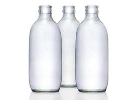 soda waterfles, soda bubbels in de fles op witte achtergrond foto